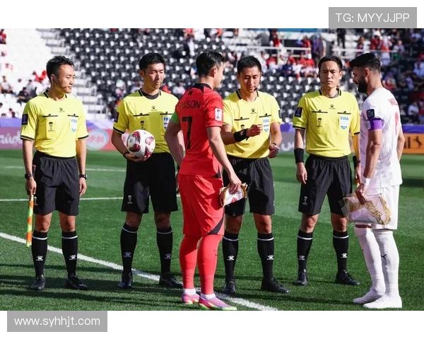 中国与伊朗比赛主裁判的判罚争议引发热议与讨论